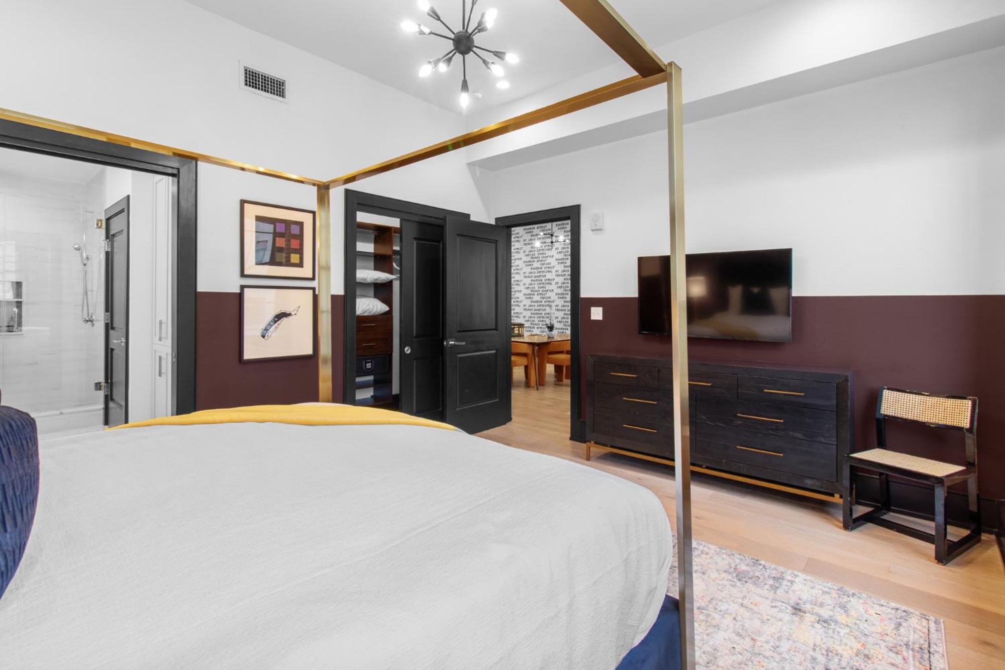 Spacious 2br Downtown Walk To Superdome French Quarter Hotel *